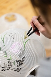 リビングデザインセンターOZONEで手仕事と出会う 「伝統の灯を現代の暮らしへ -職人とともに触れる工芸の世界-」 2026年2月7日(土)開催 (「八女提灯」の絵付け体験ワークショップも同日開催)