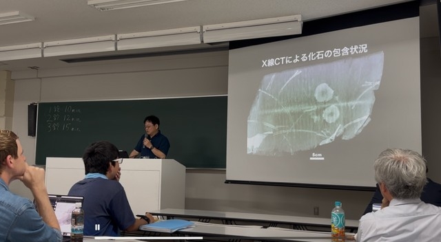 日本古生物学会で魚竜化石について発表する加藤教授＝北海道大学で29日、碇学芸員撮影