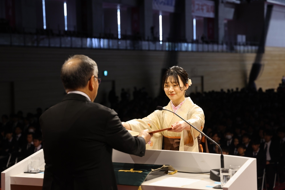 理工学部の建築学科など10学科代表の吉田奈央さん