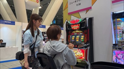 初めてのスロット体験をする様子