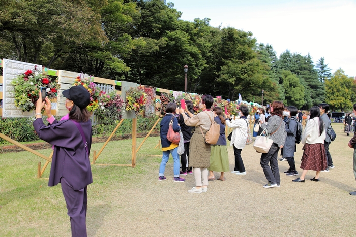 作品を楽しむ人々