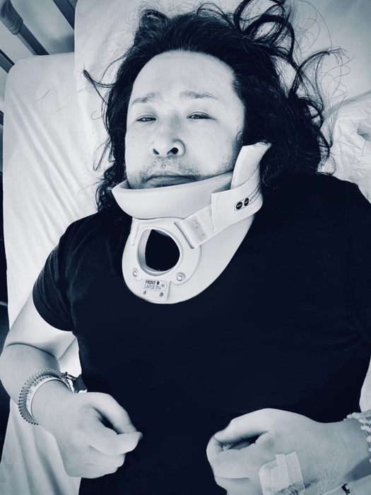 医療用の頸椎カラーを装着している様子を撮影した白黒の写真