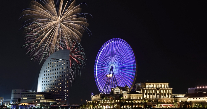 横浜開港祭の花火と夜景のイメージ