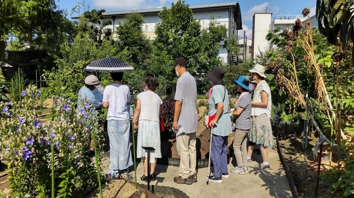 令和5年（2023年）に実施した薬用植物園見学会の様子