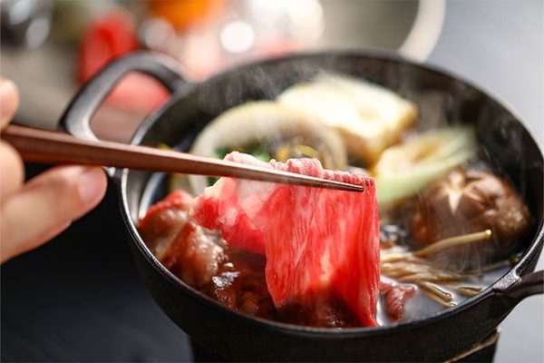 6月30日までの期間限定、黒毛和牛のすき鍋。各テーブルでの小鍋仕立てで贅沢にお楽しみください。