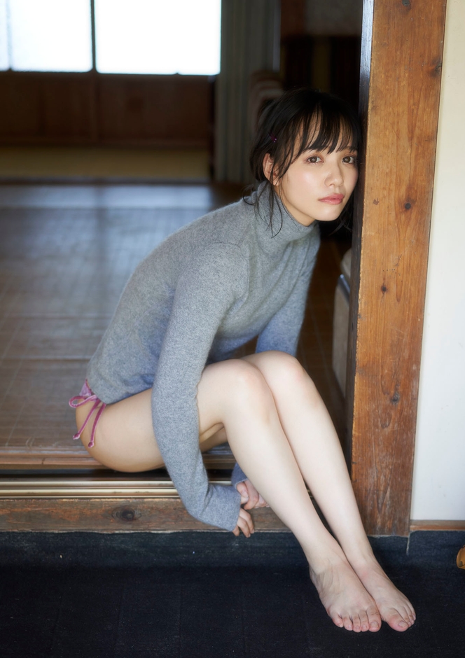 『デジタル原色美女図鑑　山根千佳　天真爛漫』（撮影・高橋慶佑／文藝春秋）本文カット３