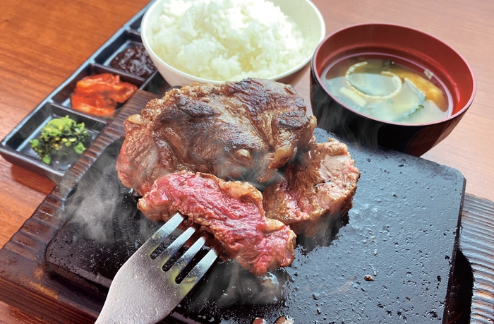 【お昼】本格ステーキ＋おかわり自由のご飯・みそ汁・漬け物がついて税込１，１００円～のイメージ