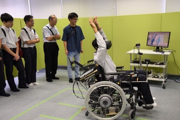 目黒研究室ではVRでジェットコースターを体験