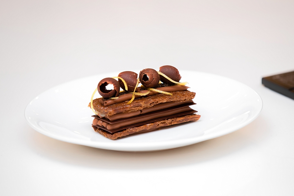 「ル・ショコラ・アラン・デュカス 東京工房」の「ミルフィーユ ショコラ ユズ」