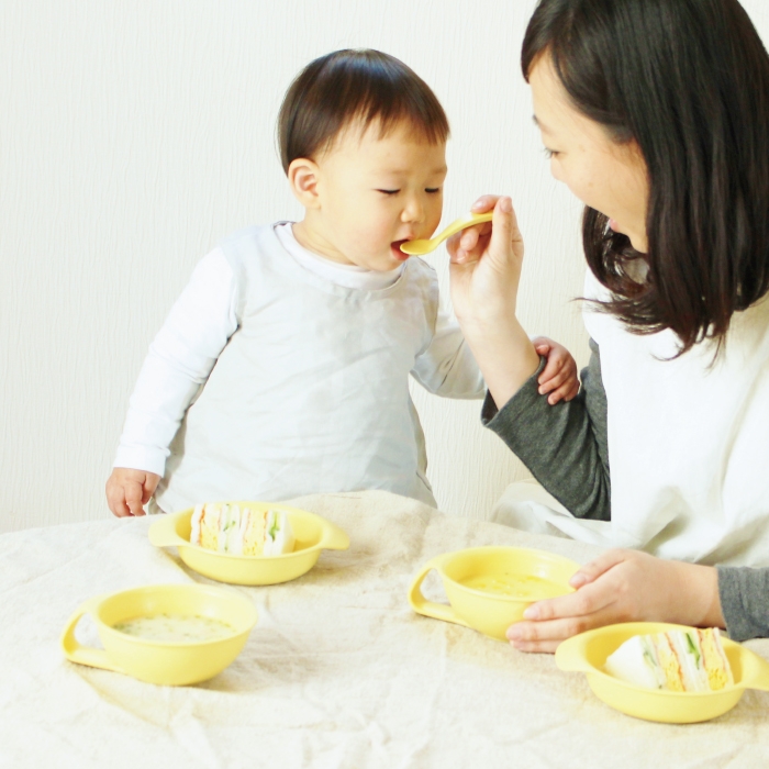 とうもろこし由来のプラスチック「ポリ乳酸」でできた安心安全なベビー食器「iiwan」。