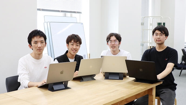 「Idea×Tech」の運営メンバーの4名 左から、青山和生さん（情報工学科3年）、清水透真さん（情報工学科4年）、木下弘康さん（情報工学科3年）伊藤暖真さん（電気電子工学科2年）