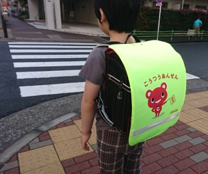 全国の小学校5,933校の新一年生に “ランドセルカバー”30万5千枚を寄贈　 ～自治体から好評を得て7年連続贈呈～