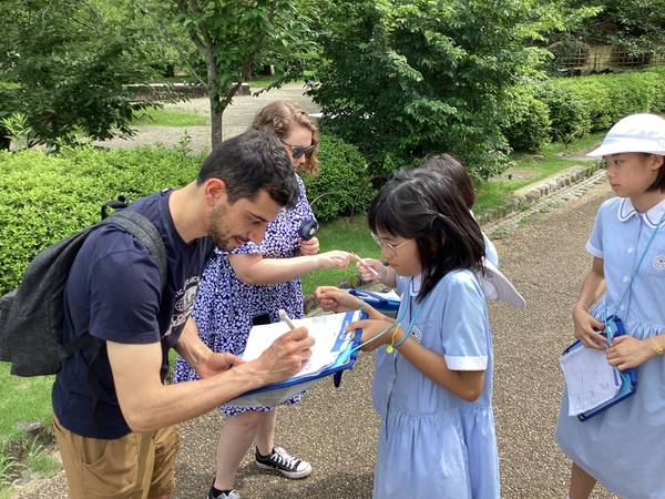 インタビューを終えてサインをもらう児童たち