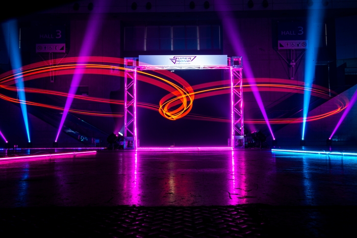 近未来を予感させるレースの様子