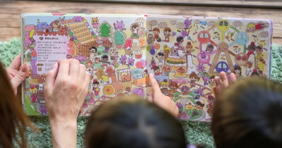 親子でマイステラの絵本の見開きページを楽しむ様子