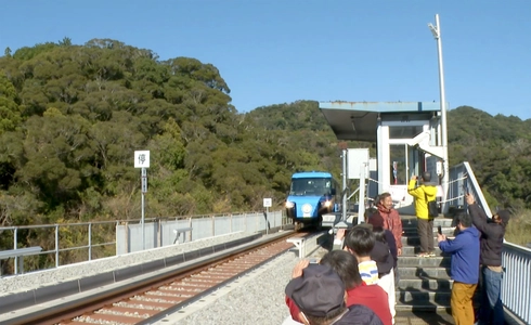 線路と道路両用の“交通手段”　 世界初！DMV(デュアル・モード・ビークル)営業運行開始！ 高知県東洋町『甲浦駅』で列車からバスに変身？！ 旬を迎えた特産ぽんかんでおもてなし