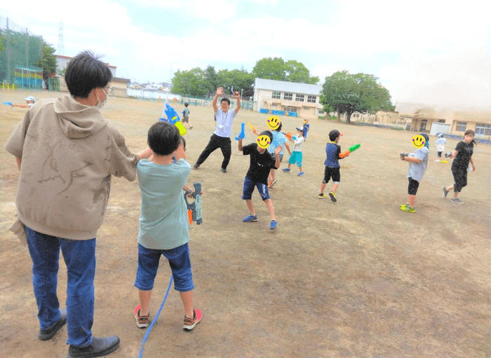 笑顔満開！先生も一緒に水遊び♪