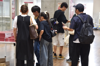 受付で入試ガイドなどを配布