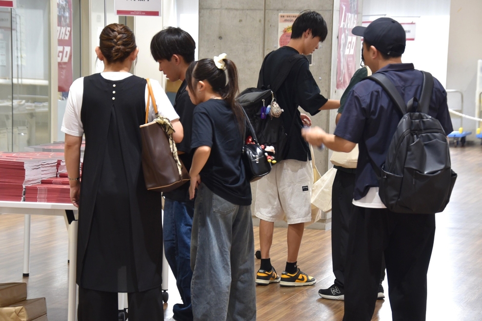 受付で入試ガイドなどを配布