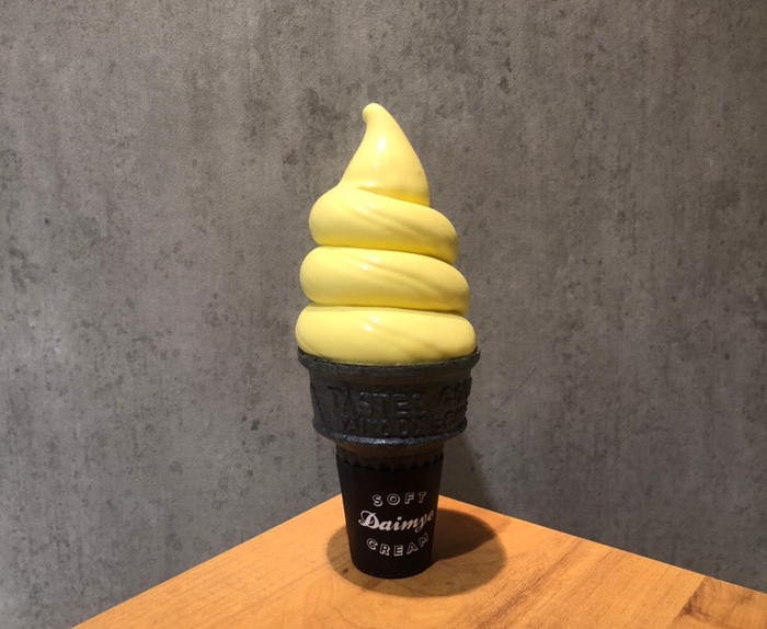 マンゴーとオリジナルの黒コーンの色合いが夏にぴったり!