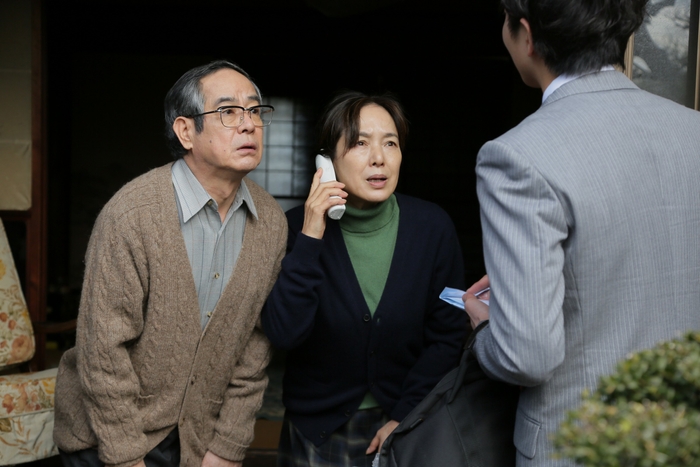 金を引き渡す光代