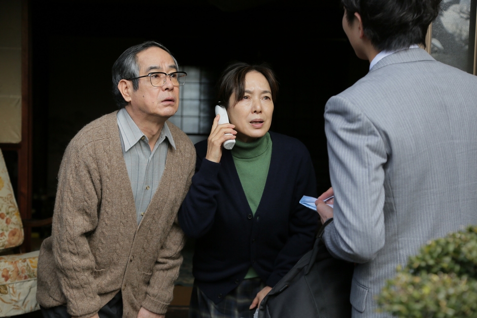 金を引き渡す光代