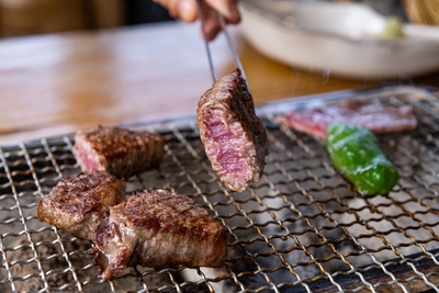 代表・天野自らが包丁を握り、肉の繊維を見極めて一枚一枚手切りした白老牛。自慢の本格炭火焼で、最高の状態に焼き上げます。