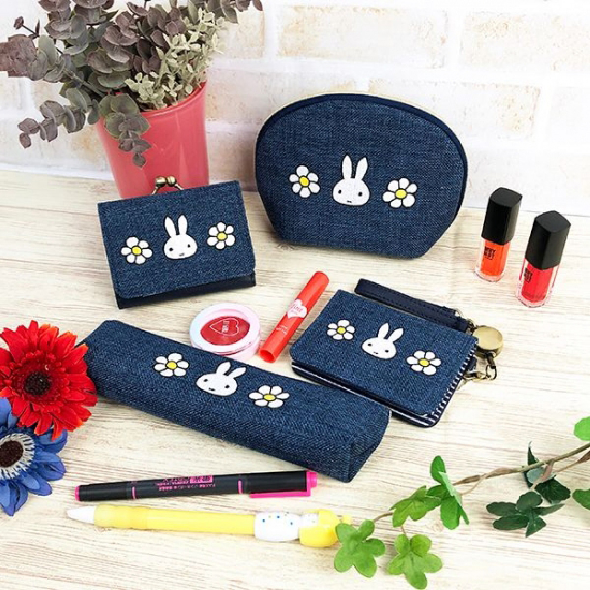 さて新作。ミッフィのデニムシリーズは財布もポーチもがんがん使えそう♫