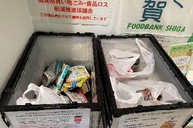 ▲エニタイムフィットネス大津膳所店 　フードドライブでの寄付回収の様子 ＊4月よりテスト実施中