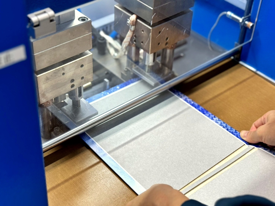 お子さまの安全面を考えて角丸加工をおこなう様子