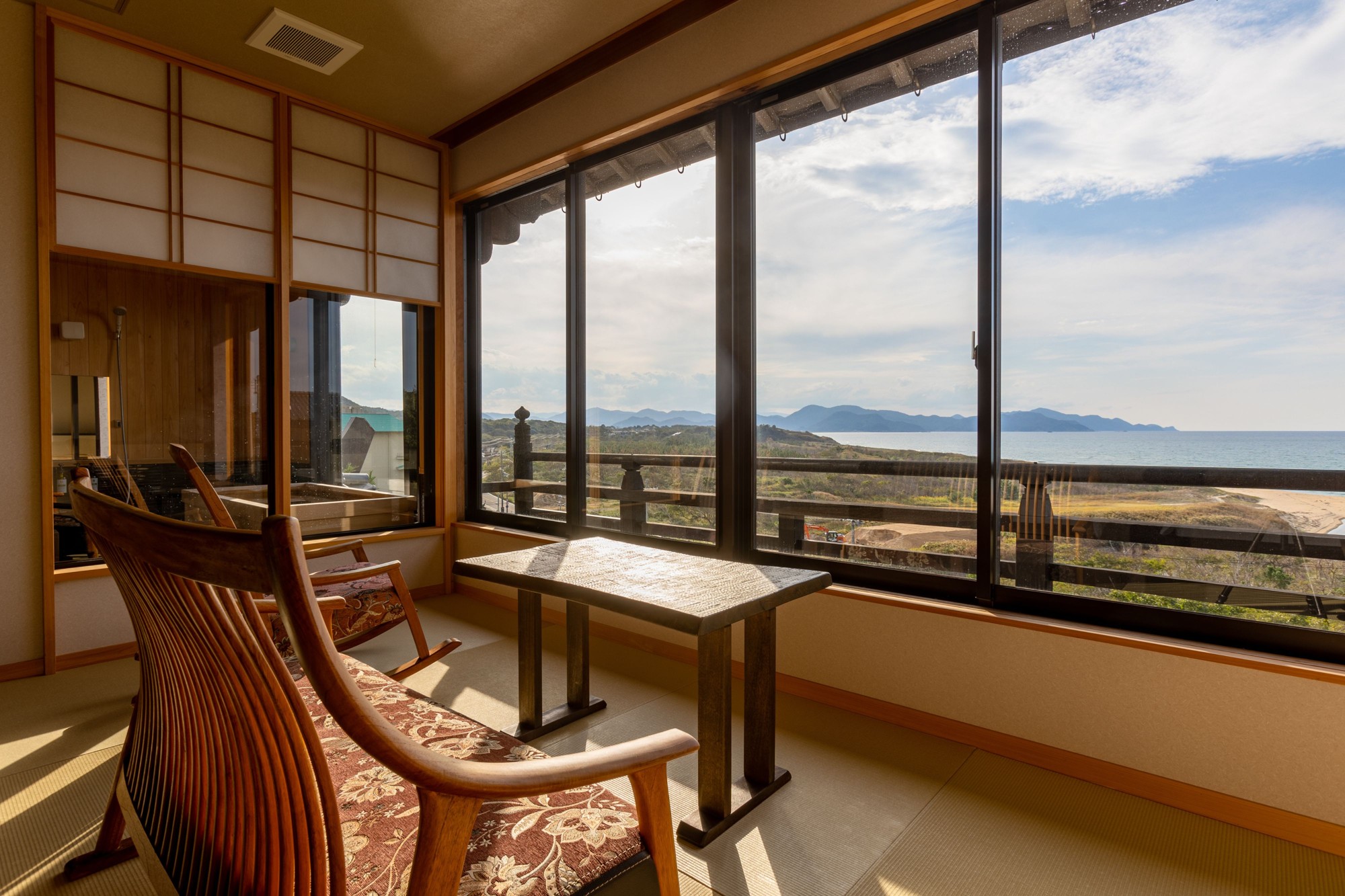 舟形の宿で味わう…秋の恵みと美酒の宵｜海の京都・夕日ヶ浦温泉「一望館 はなれ櫂」