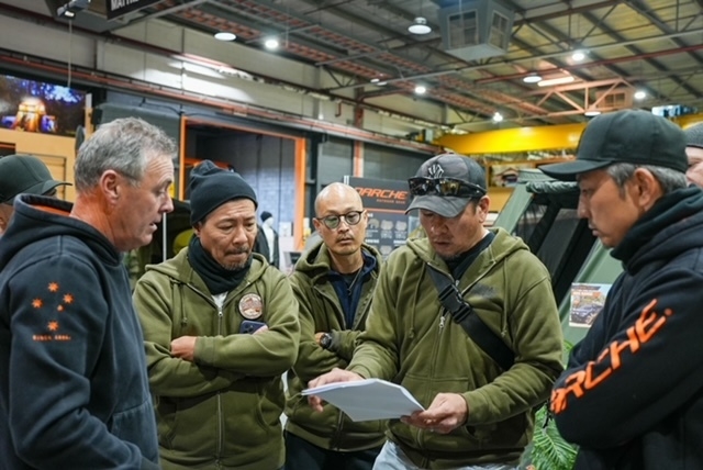 協力=Darche本社で横断に使うギアなどの打ち合わせ