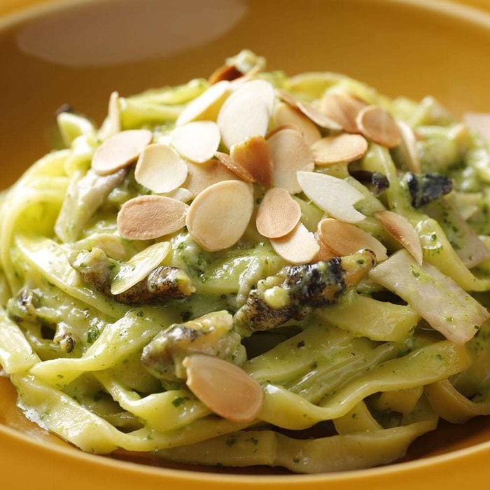 北海道産つぶ貝のブルゴーニュバターソース&卵のフェットチーネ