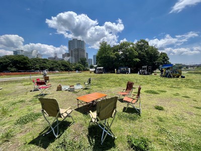 秋の陽射しと川風が心地よいひろばスペース
