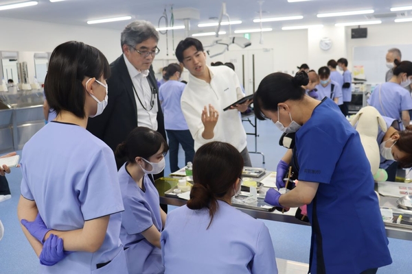 「まきよるONE」の使い方を指導する赤木教授（後方左）と石橋さん（その右側）