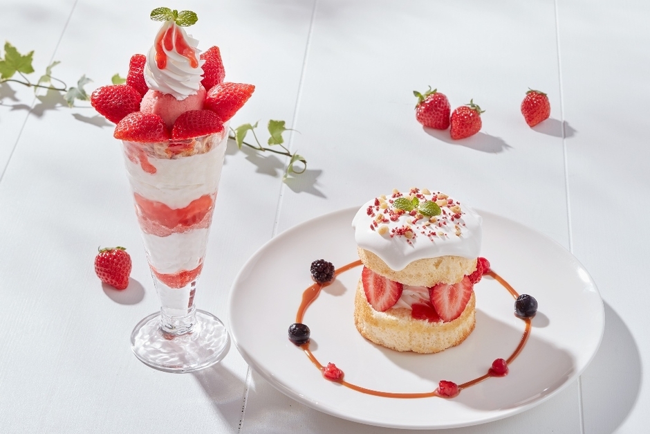 あなおうスイーツ集合(左:博多あまおう苺のスペシャルパフェ 右:あまおう苺とふわふわシフォンのショートケーキ仕立て)