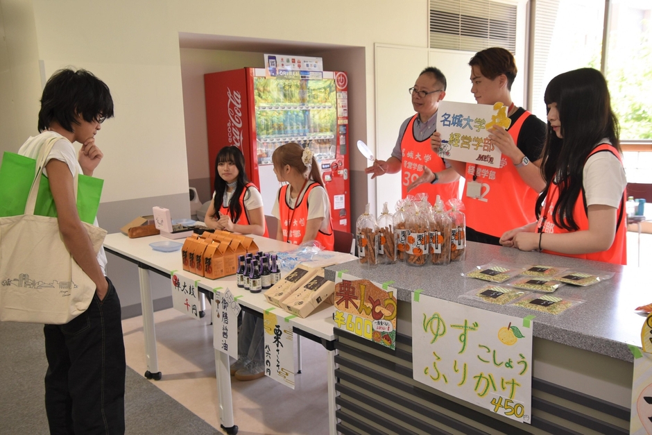 経営学部によるチャリティー販売