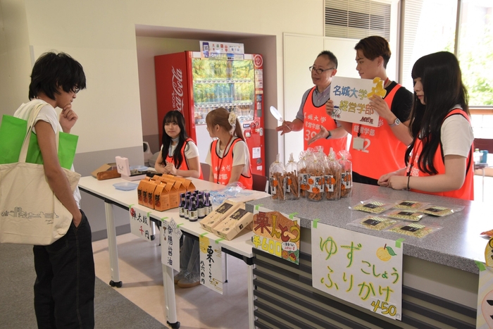 経営学部によるチャリティー販売