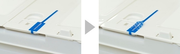 「OpenMarkerバンド」 剥がすと文字がはっきり浮き出る(右)