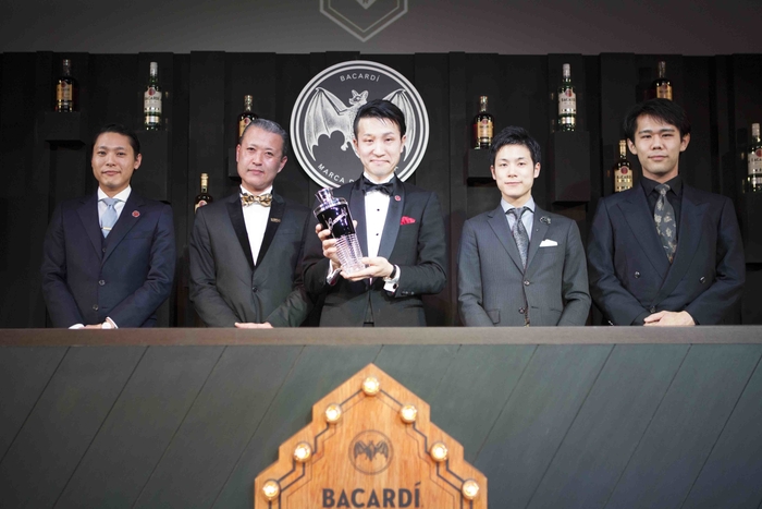 ファイナリストの5名:左から、大場 海人氏(BAR BESO)、篠原 恒治氏(Cigar Bar RINGOKAN)、阿部 央氏(ザ・プリンスギャラリー 東京紀尾井町 Sky Gallery Lounge Levita)、荻島 渉氏(BVLGARI IL BAR)、西野 真司氏(union)