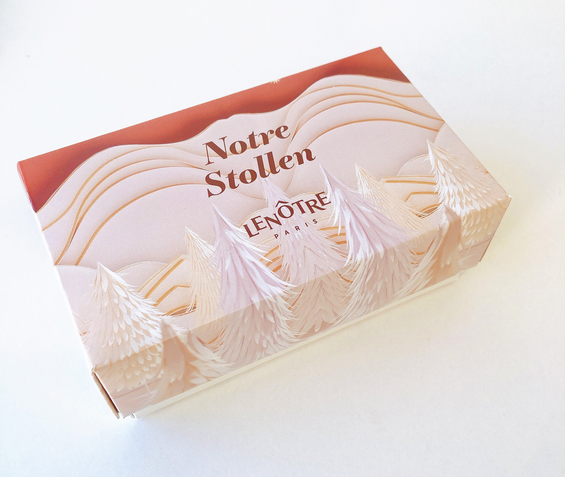 2025年限定デザインを施したシュトーレンのパッケージ