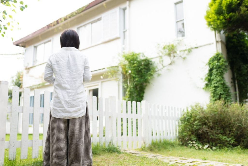 隣家の落ち葉はどこまで我慢すべき？受忍限度・法律・正しい対処法を徹底解説