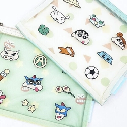 クレヨンしんちゃんらしいポップなデザインのメッシュポーチ2種。大きめサイズで使い勝手抜群。お出かけや旅行にぜひ！