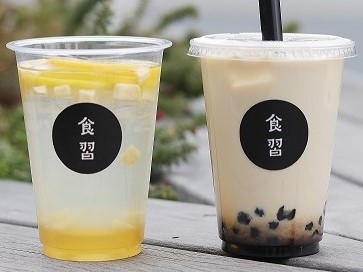 （左）はちみつフルーツドリンク、（右）ウーロンタピオカミルクティー