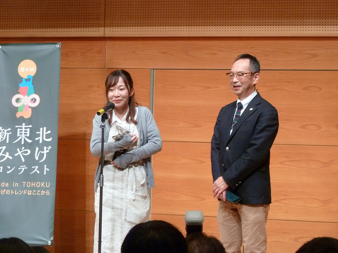 代表スピーチをする日野朱夏さんとサプライズ登壇した同社代表取締役・日野雅晴さん