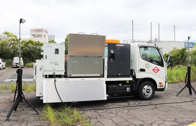 排水ポンプ車とLED投光器 Nomad(両サイド)