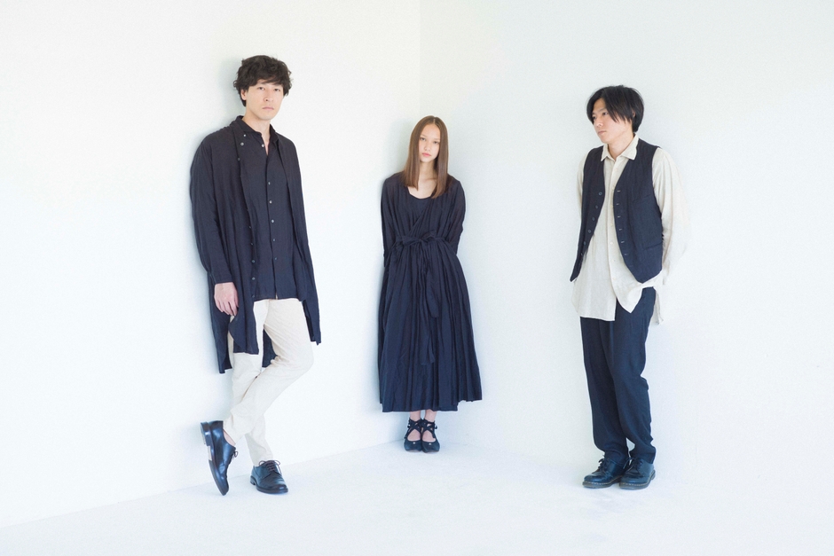 (左から)三船雅也(ROTH BART BARON)、HANA、中原鉄也(ROTH BART BARON)、衣装:suzuki takayuki、写真:澁谷征司