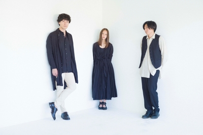 (左から)三船雅也(ROTH BART BARON)、HANA、中原鉄也(ROTH BART BARON)、衣装:suzuki takayuki、写真:澁谷征司
