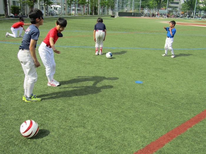 視覚OFF体験の様子1　野球チームの子供たち