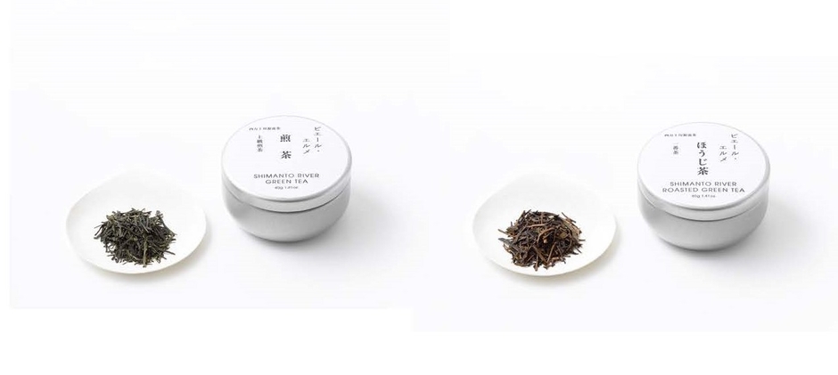 「四万十川源流茶 煎茶」(1,404円、左) 「四万十川源流茶 ほうじ茶」(1,404円、右) 清らかな水と澄んだ空気に包まれた、標高600mの四万十川源流の茶畑で育まれたお茶。ほどよい寒暖差や、霧の発生による天然ヴェールのおかげで日光を適度に遮断し、茶の旨味成分が多いまろやかな味わいに仕上がりました。